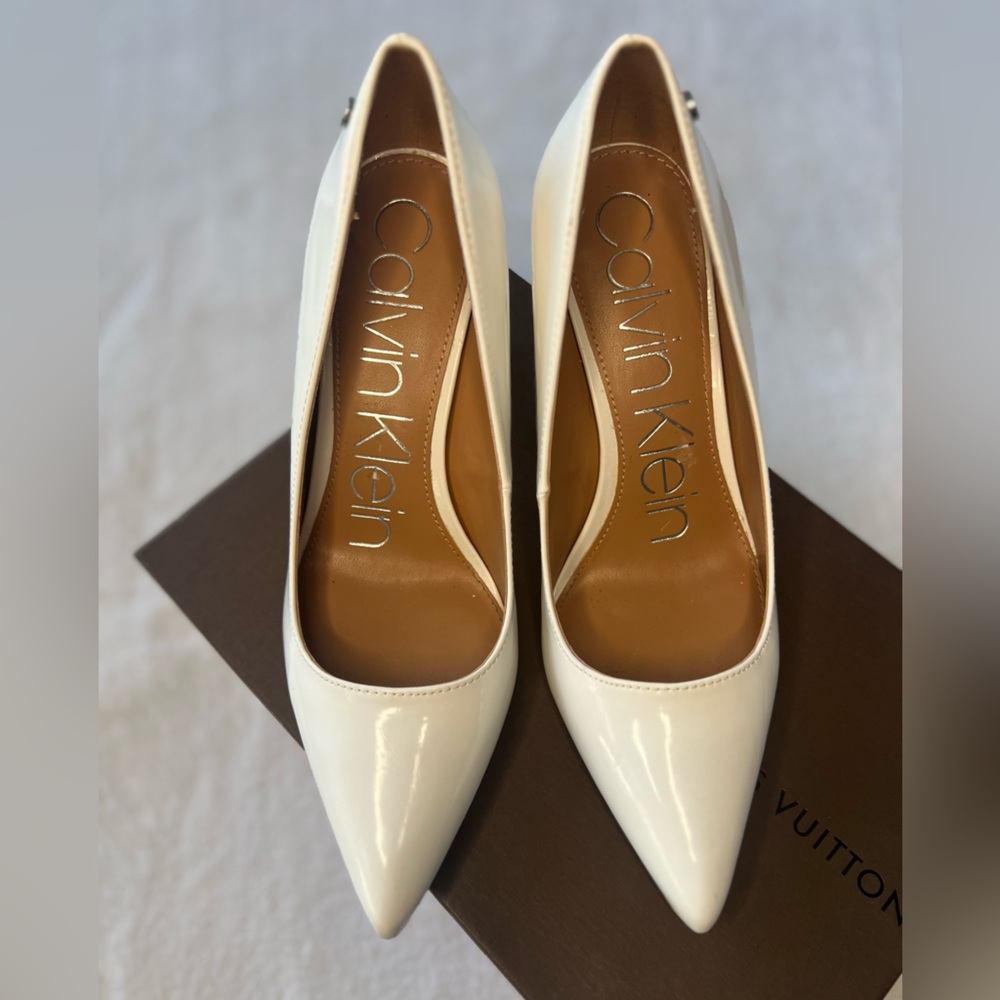Calvin Klein White Patent Leather Pointed Toe Pump Heels size 6.5